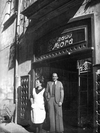 Retrat de Joan Ribas i Pilar Mora al colmado Pilar Mora, al carrer de la Cort Reial. 1939