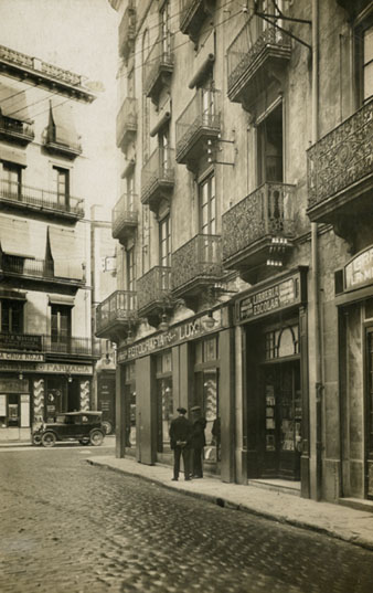 L'establiment de Fotografia Lux i la Llibreria Escolar. Al fons, la farmàcia Roca. 1930