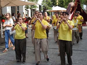 Cercavila de la Flama del Canig&oacute; 2023 fins la pla&ccedil;a del Vi