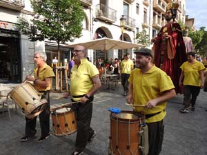 Cercavila de la Flama del Canig&oacute; 2023 fins la pla&ccedil;a del Vi