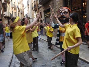 Cercavila de la Flama del Canig&oacute; 2023 fins la pla&ccedil;a del Vi