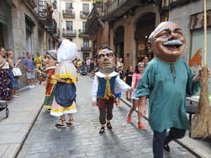 Cercavila de la Flama del Canig&oacute; 2023 fins la pla&ccedil;a del Vi