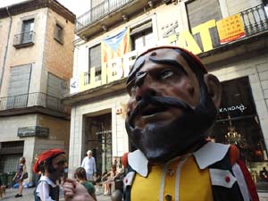 Cercavila de la Flama del Canig&oacute; 2023 fins la pla&ccedil;a del Vi