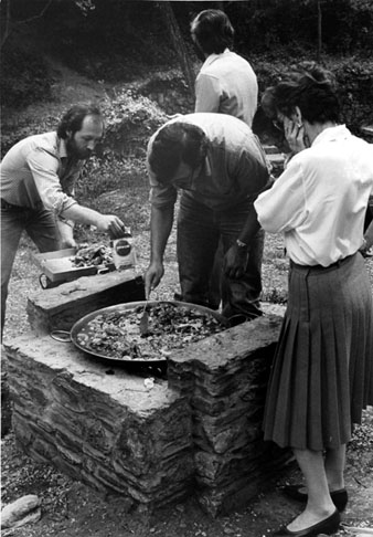 Celebració de la diada de Santa Rita a la font del Ferro. Preparant l'arròs s'observa Anna Juanola, Alfons Martinell, Antoni Domènec i Xavier Torrado. 1983