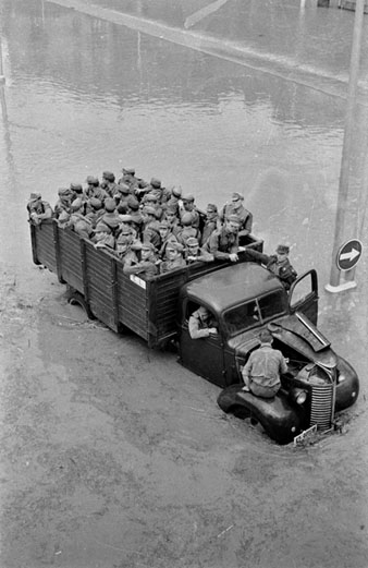 Inundació de 1963. Vista enlairada d'un camió de soldats retingut a l'avinguda Ramon Folch. S'observa un dels soldats intentant reparar el motor del vehicle