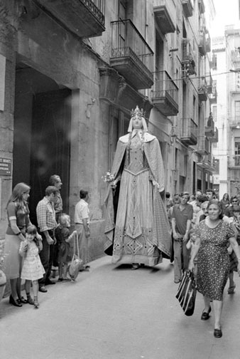 Cercavila de gegants i capgrossos al carrer Mercaders. 1976