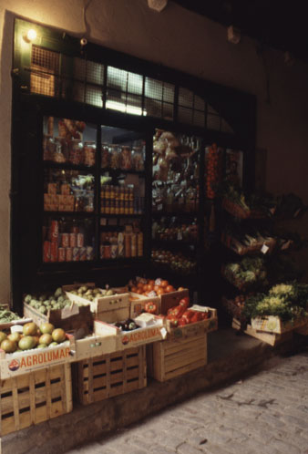 Façana de la botiga de comestibles Lolita situada al carrer Guillem Minali. 1988