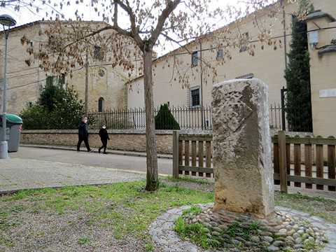 Fita instal·lada davant el monestir de Sant Daniel