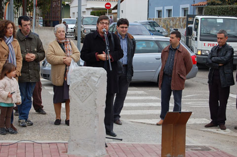 L'alcaldessa de Girona Anna Pagans inaugura la rèplica de la fita de la mitja lleuga a Sant Gregori. L'original es troba a la placeta de l'Institut Vell de Girona. 2008