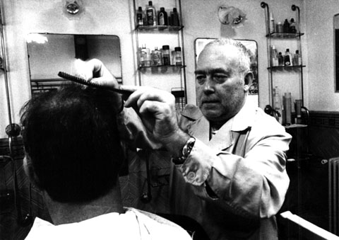 El barber Josep Vila, treballant a la seva barberia del carrer del Nord. 1993