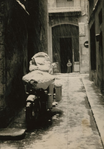Carrer de les Olles de Girona durant una nevada. 1959