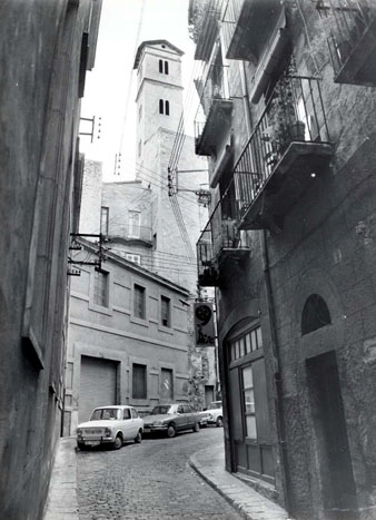 El carrer Perill amb la Torre de les Aigües al fons. 1980