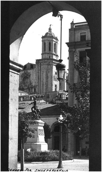 Vista parcial de la plaça des de sota els arcs. 1939