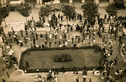 Ballada de sardanes a la plaça de la Independència. 1945