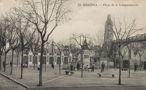 Vista parcial de la plaça de la Independència. Al centre, el monument als Defensors de Girona el 1808 i 1809. Al fons, el cinema Coliseu Imperial. 1909