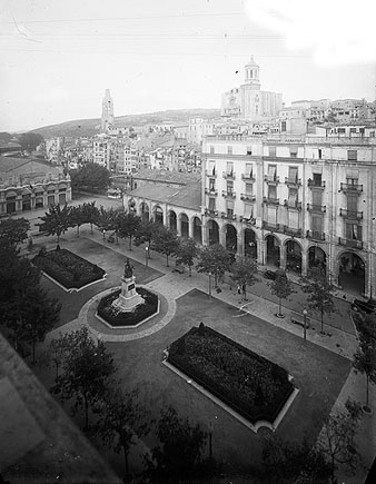 Plaça de Sant Agustí, actual plaça de la Independència. Ca. 1940