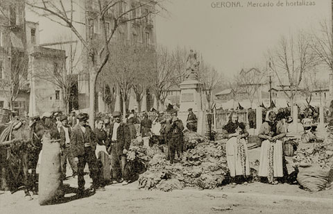 Mercat de verdures i hortalisses instal·lat a la plaça de la Independència. 1910