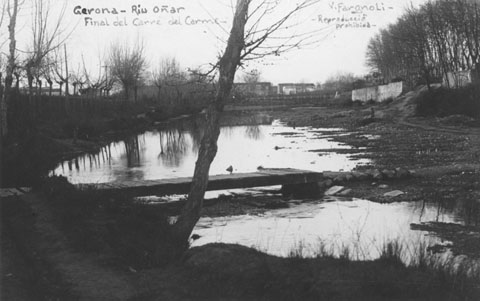 L’ample llit del riu Onyar en sortir del congost, amb una palanca per travessar-lo, el 1911