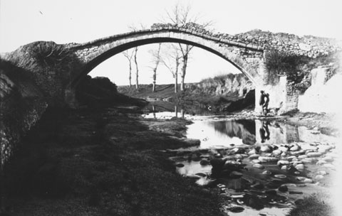 Antic pont del Dimoni (segle XIV) de Santa Eugènia de Ter, el 1889. El Pontem Fretum podria haver tingut un aspecte semblant