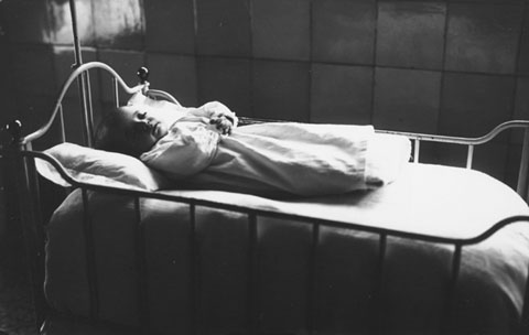 Retrat 'post mortem' d'un infant en un llit d'un hospital. 1932