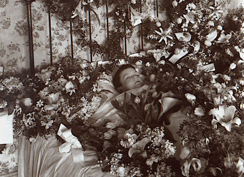 Retrat post mortem d'un nen envoltat de flors. Ca. 1930