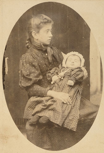 Retrat d'estudi del post mortem d'un nadó als braços d'una noia. 1890