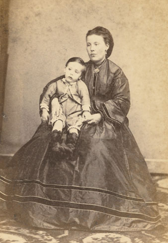Retrat d'estudi del post mortem d'un infant als braços d'una dona. 1865