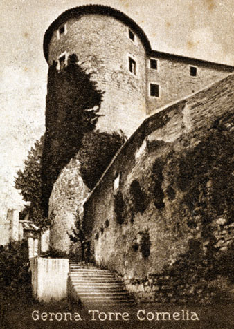 La Torre Cornèlia abans de la construcció del Passeig Arqueològic. 1915