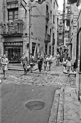 Convenció de la Mútua Patronal de Forners. La comitiva baixant del carrer Bonaventura Carreras Peralta, a l'encreuament dels Quatre Cantons. 1969