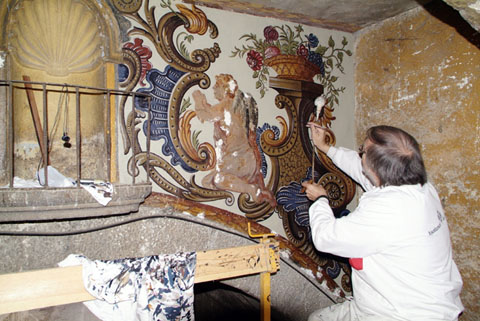 Ricard Renart treballant en les tasques de restauració dels frescos que acompanyen la Mare de Déu de la Bona Mort, al portal de Sobreportes. 2005