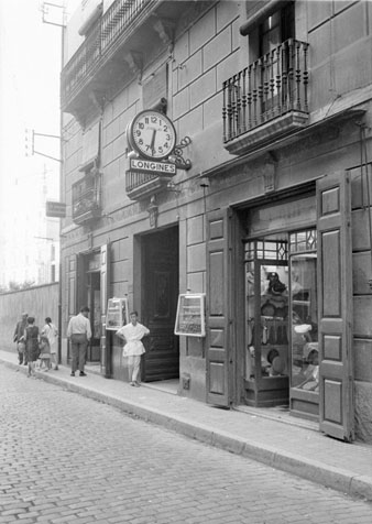 Rellotge de carrer a l'exterior de la rellotgeria J.Casellas, al carrer Santa Clara. 1963