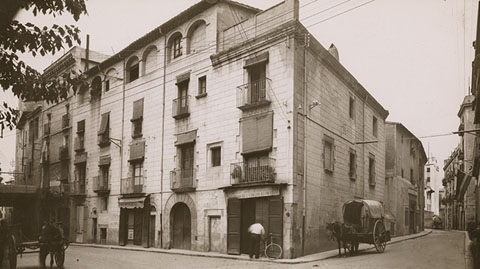 Carros circulant pel carrer Santa Clara a l'altura del carrer Hortes. 1911