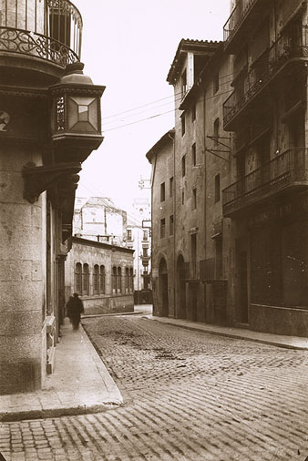 Vista del carrer Santa Clara des de l'encreuament del carrer Nou amb el Pont de Pedra. En segon terme a l'esquerra, la fàbrica Grober. 1926