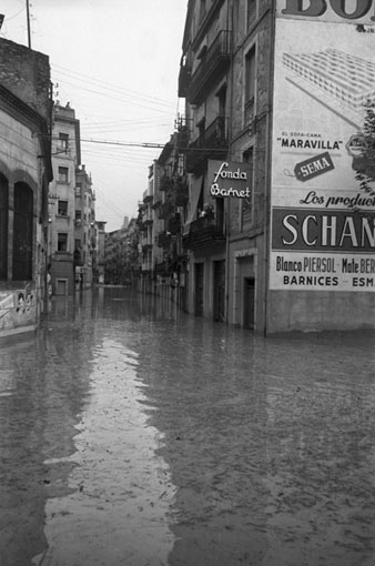 El carrer de Santa Clara inundat. A la dreta, la fonda Barnet. 1962