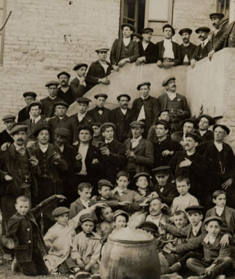 L'Orfeó Muntanyenc celebrant el berenar de Caramelles al pati del Centre Catòlic de Sant Quirze de Besora. 1914