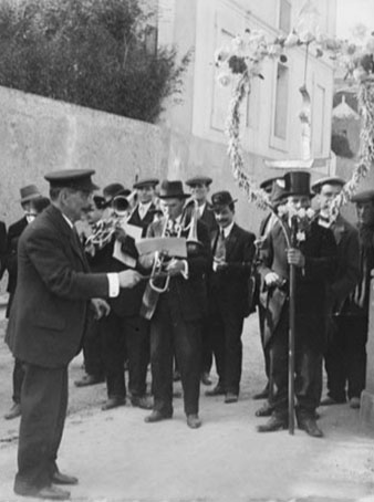 Músics interpretant Caramelles a Tiana. 1920