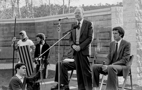 Noucentè aniversari de Ramon Berenguer II, Cap d'Estopes, a Sant Feliu de Buixalleu. Acte d'inauguració del monument a la memòria de Ramon Berenguer, al gorg d'en Perxistor (Perxa de l'astor). 1985
