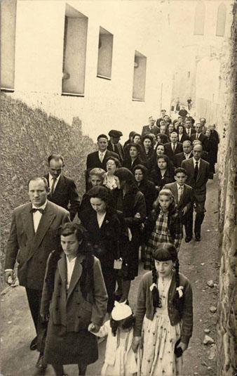 Process&oacute; al carrer del Portal Nou. 1956