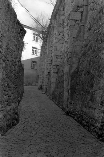 El carrer del Portal Nou. Al fons, l'antic Seminari Dioces&agrave;. 1976