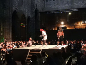 SRepresentaci&oacute; de la Consueta de Sant Jordi cavaller a la nau g&ograve;tica de la Catedral