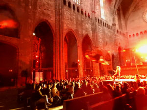 SRepresentaci&oacute; de la Consueta de Sant Jordi cavaller a la nau g&ograve;tica de la Catedral