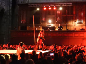 SRepresentaci&oacute; de la Consueta de Sant Jordi cavaller a la nau g&ograve;tica de la Catedral