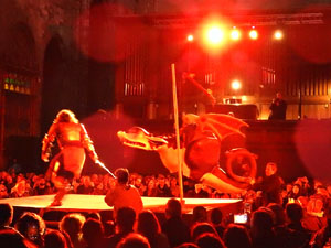 SRepresentaci&oacute; de la Consueta de Sant Jordi cavaller a la nau g&ograve;tica de la Catedral