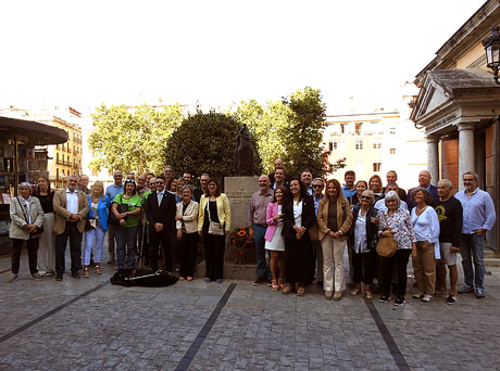 Homenatge floral a Carles Rahola a la Rambla de la Llibertat