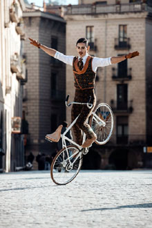 Artistes del X Festival Internacional de Circ Elefant d'Or pels carrers de la ciutat. Fotografia de Beto Pérez