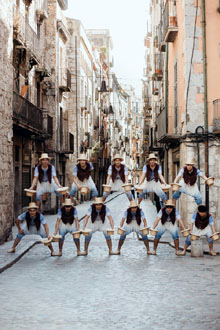 Artistes del X Festival Internacional de Circ Elefant d'Or pels carrers de la ciutat. Fotografia de Beto Pérez