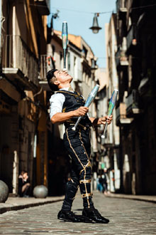 Artistes del X Festival Internacional de Circ Elefant d'Or pels carrers de la ciutat. Fotografia de Beto Pérez