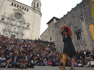 Fires de Sant Narcís 2024. Passejada amb els capgrossos pels carrers del Barri Vell