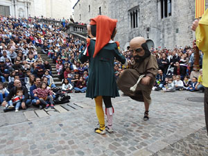 Fires de Sant Narcís 2024. Passejada amb els capgrossos pels carrers del Barri Vell