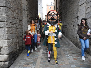 Fires de Sant Narcís 2024. Passejada amb els capgrossos pels carrers del Barri Vell